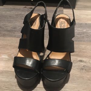 Black wedges 👠